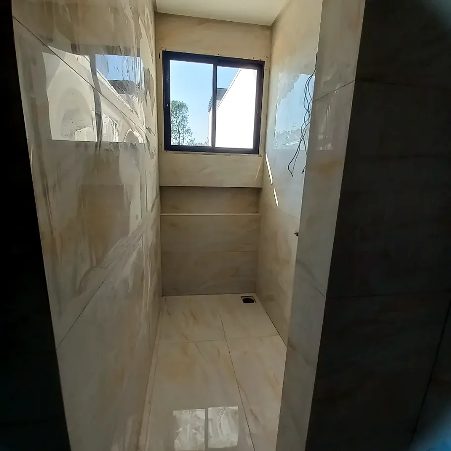 Banheiro com porcelanato bege do piso ao teto