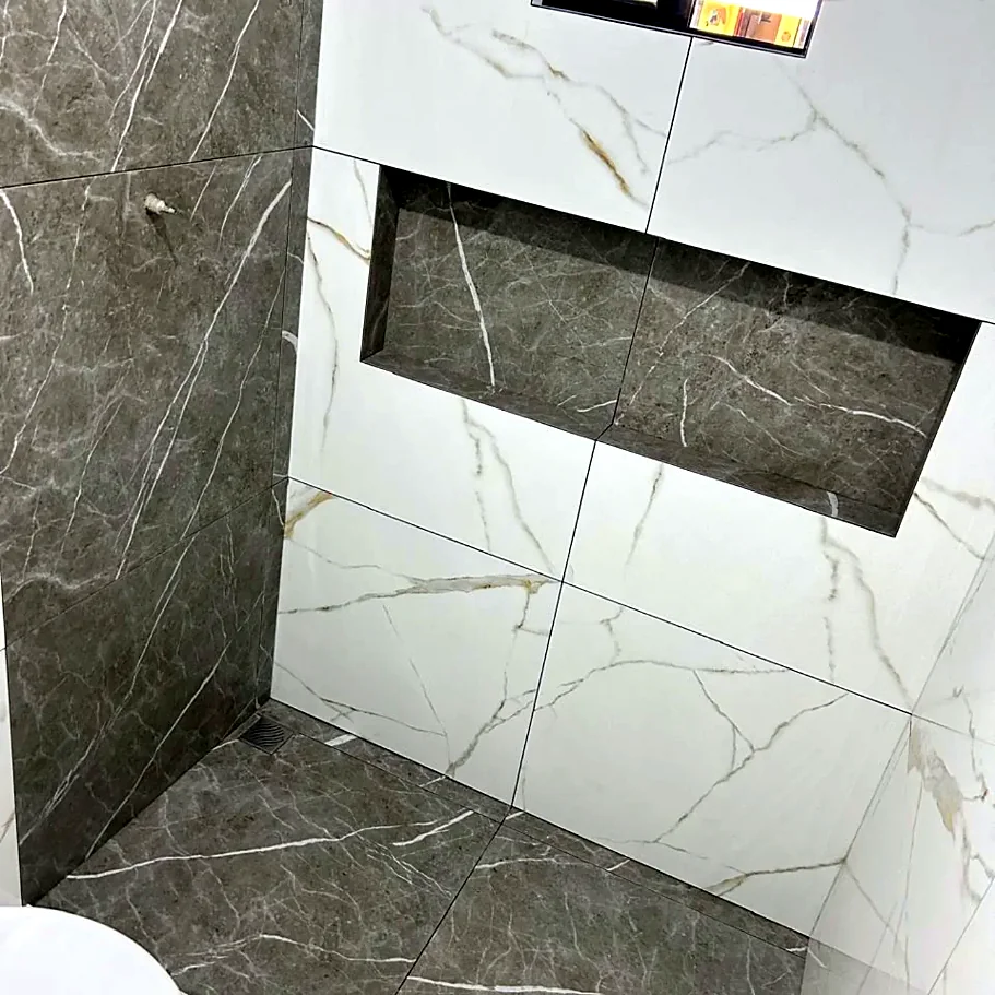 Box de banheiro com porcelanato marmorizado e nicho