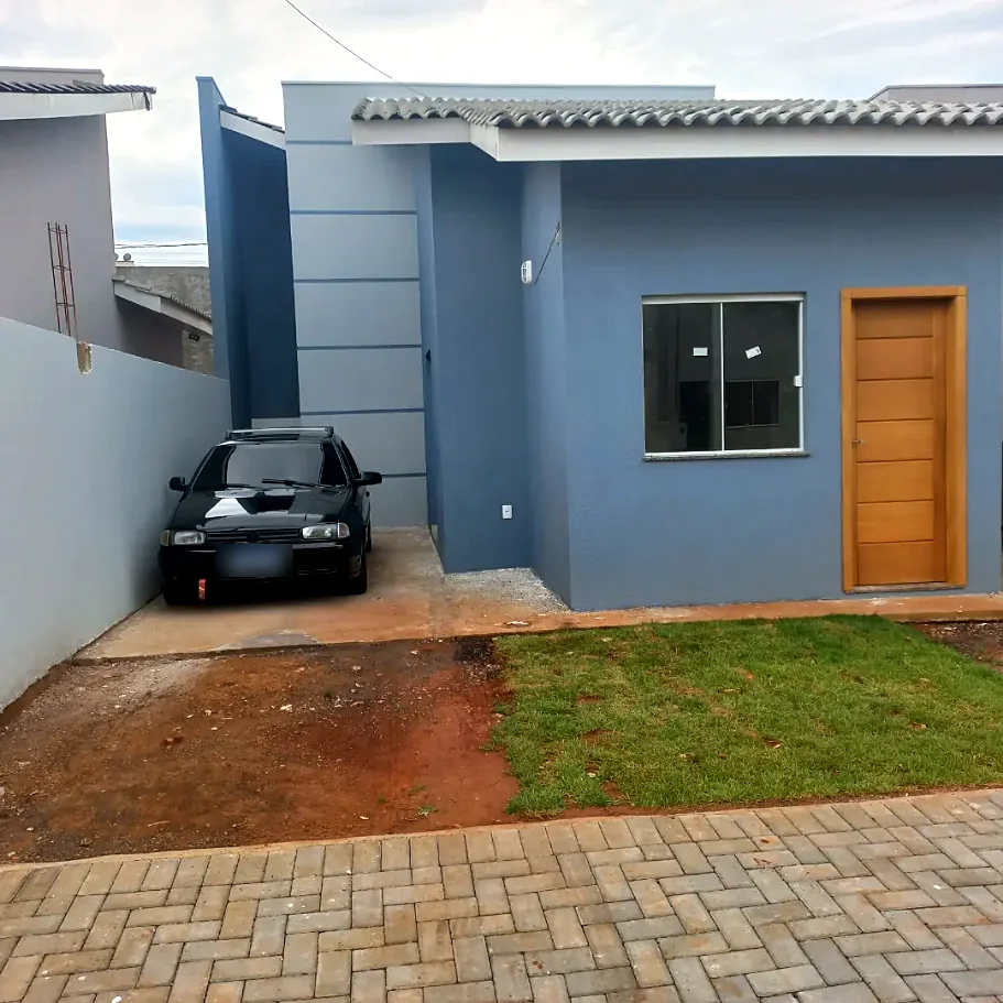 Casa entregue com fachada azul