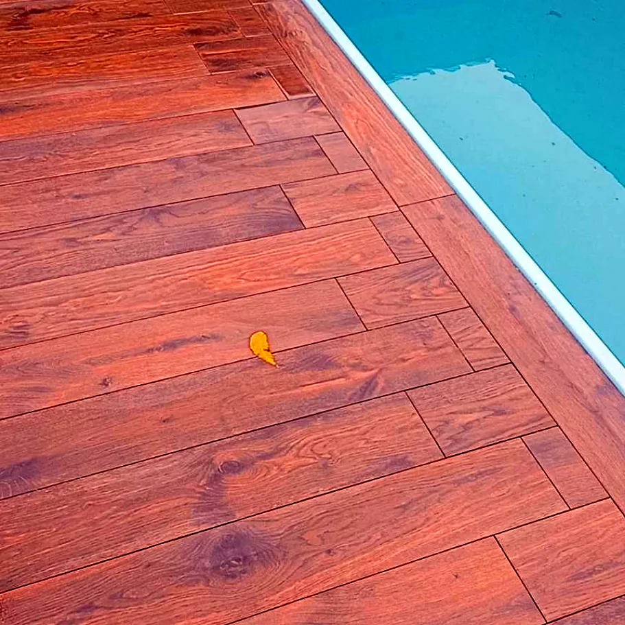 Borda de piscina com porcelanato amadeirado