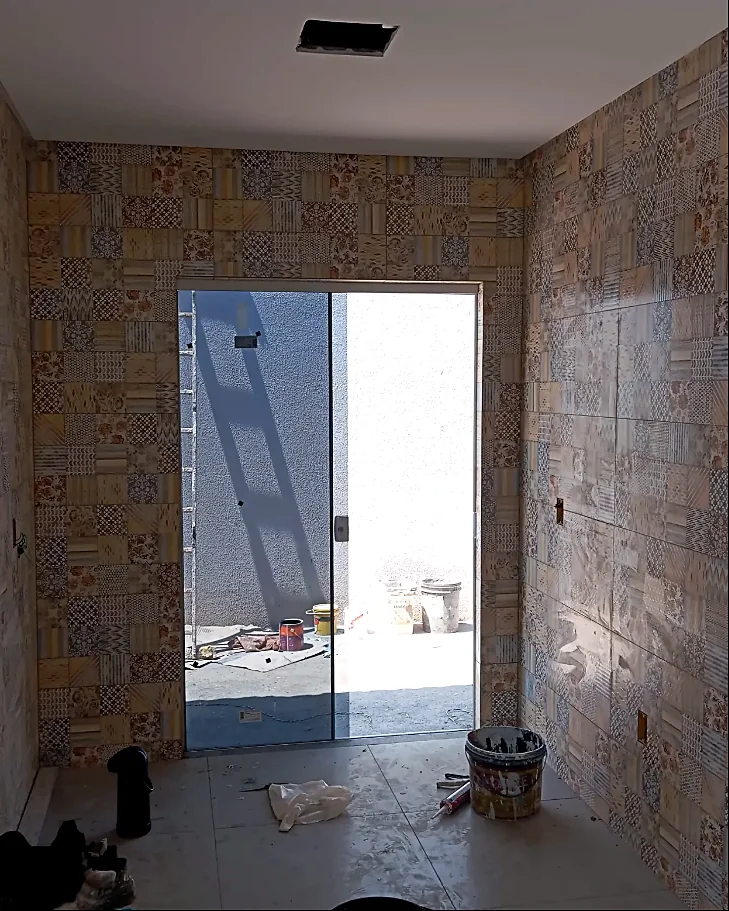 Ambiente com revestimento decorado estilo patchwork nas paredes